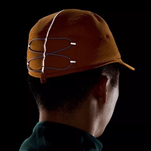 NWT lululemon Insulated Drawcord Hiking Cap in Autumn Orange/Peri Purple S/M - Picture 3 of 4